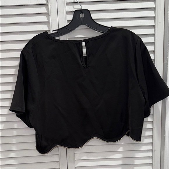 Storia Elegant Black Blouse with Scalloped Hem - Picture 6 of 7